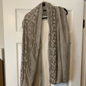 Lightweight Lace Floral Detail‎ Gray Scarf